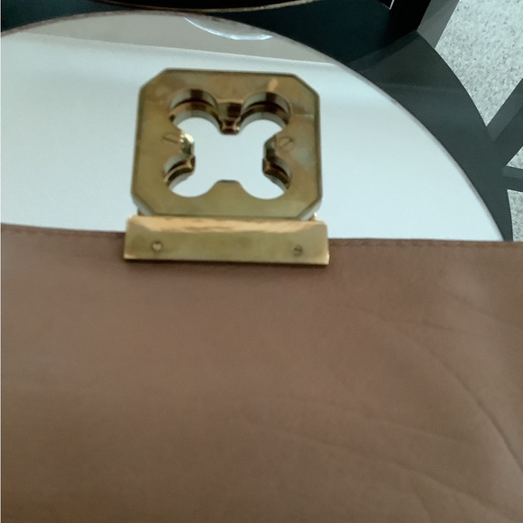 Chloe Tan Gold Crossbody Bag with Luxurious Accents - Picture 14 of 16